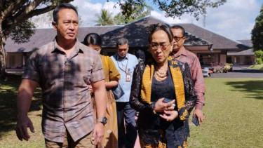 Mantan panglima TNI Andika Perkasa dengan Sukmawati Soekarnoputri saat mengelilingi Istana Kepresidenan Tampaksiring, Gianyar, Bali, Selasa, 12 September 2023.