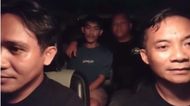 Seorang Buronan Nyanyi di Depan Buser Penuh dengan Tekanan