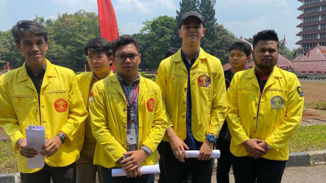 Ketua BEM UI Melki Sedek Huang (dua kiri) mengumumkan penundaan debat capres