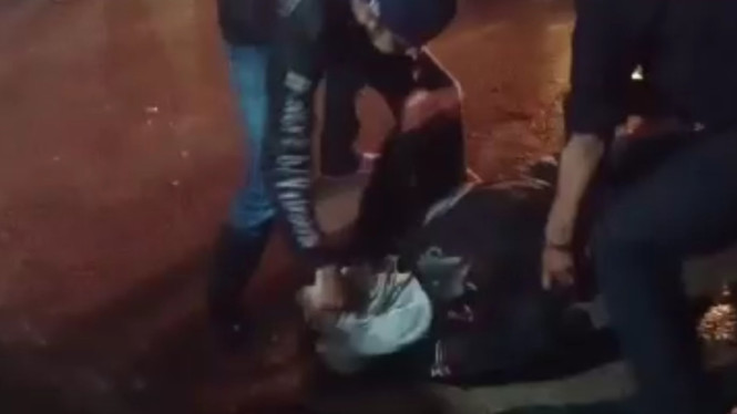 Anggota Polsek Garut Kota mengevakuasi preman yang dikeroyok warga