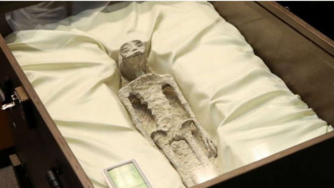 Dua mayat yang diyakini alien ditunjukan di depan Kongres Meksiko.