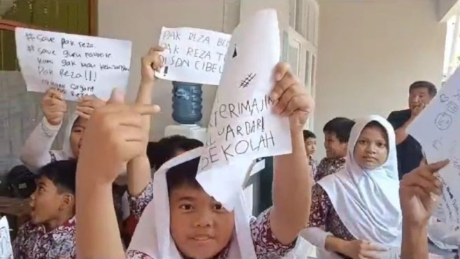 Guru SD Reza Dibela Siswa dan Wali Murid Usai Dipecat Kepala Sekolah