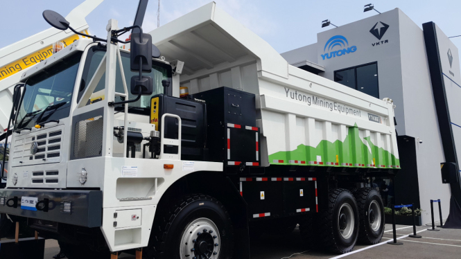 EV Mining Truck hasil kolaborasi strategis antara VKTR dan Yutong di Pameran Indonesia Mining Exhibition di JiExpo, Kemayoran, Jakarta Pusat.