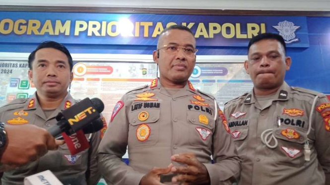 Dirlantas Polda Metro Jaya Kombes Latif Usman (tengah)