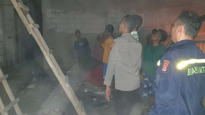 Polisi, Warga Membujuk Pemuda yang Mau Bunuh Diri Loncat Karena Cinta Ditolak