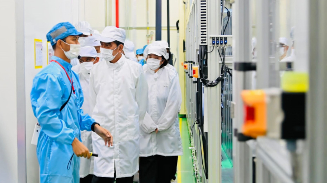President Jokowi visits electric vehicle battery factory in karawang, West Java