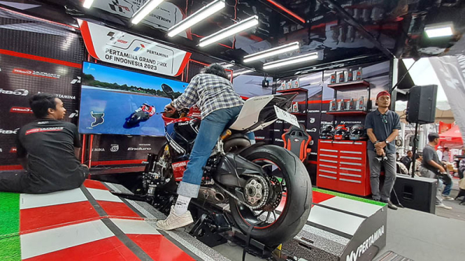 Warga Yogyakarta menjajal Official Simulator MotoGP