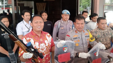 Polisi saat menunjukkan barang bukti pembunuhan.