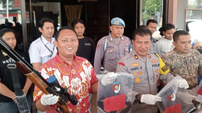 Polisi saat menunjukkan barang bukti pembunuhan.