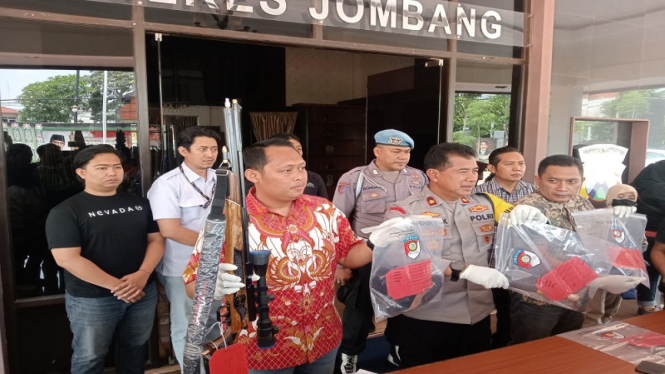 Polres Jombang menunjukkan barang bukti pembunuhan pedagang ayam geprek