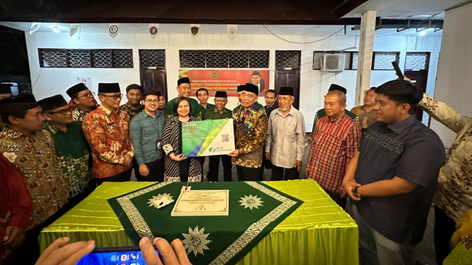 Menko PMK Muhadjir Effendy serahkan kartu kepesertaan BPJS Ketenagakerjaan