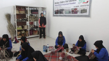 Kelompok perempuan bikin kerajinan anyaman pandan di Menday Gallery and Souvenir