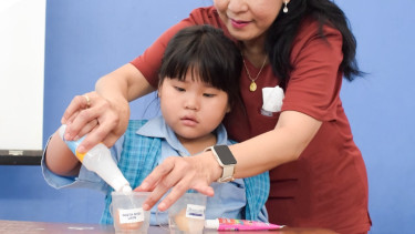 Mengajarkan anak tentang kesehatan gigi.