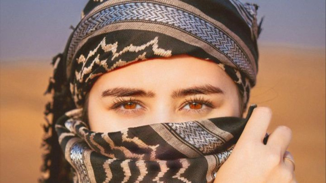 Pose Prilly Latuconsina saat berada di Dubai, Uni Emirat Arab