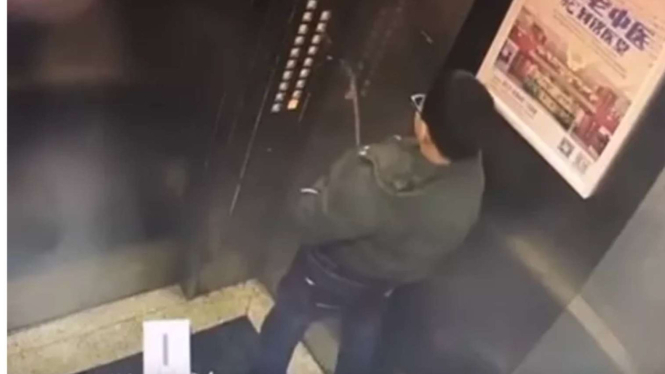 Viral Seorang Pria Terekam Kencingi Tombol Lift