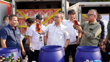 Menteri Perdagangan Zulkifli Hasan (Zulhas) memunahkan miras dan barang ilegal