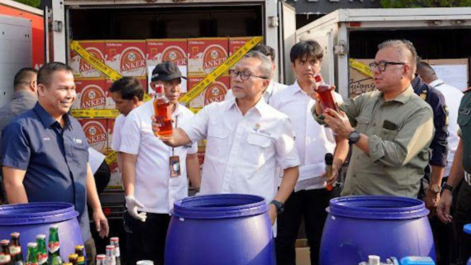 Menteri Perdagangan Zulkifli Hasan (Zulhas) memunahkan miras dan barang ilegal