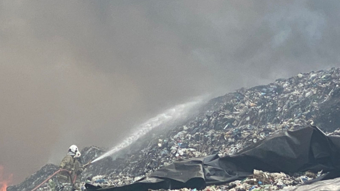 Pemadaman kebakaran di TPA Jatibarang Semarang, Senin siang, 18 September 2023.