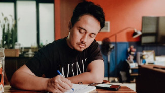Hasilnya Mencengangkan! Denny Darko Ramal Hubungan Ayu Ting Ting dan Boy William