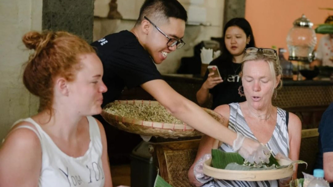 Benny Santoso memperkenalkan tempe ke WNA di Bali