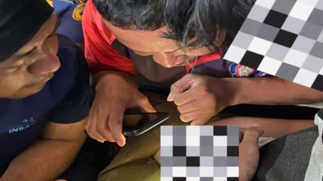 Petugas damkar membantu ABG yang alat kelaminya terjepit resleting