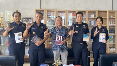 Bea Cukai hibahkan buku kepada dinas perpustakaan