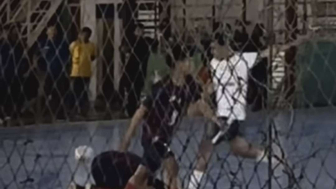 Pemain futsal tendang kepala lawan saat sujud syukur