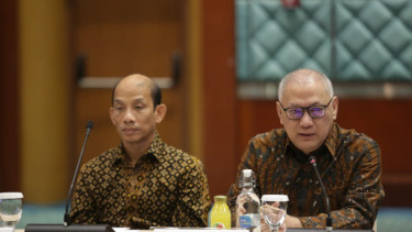 Komisaris Utama PLN, Agus Dermawan Wintarto Martowardojo (kanan) bersama Komisaris Independen PLN, Arcandra Tahar (kiri) saat memberikan sambutan dalam RUPS.