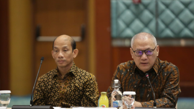 Komisaris Utama PLN, Agus Dermawan Wintarto Martowardojo (kanan) bersama Komisaris Independen PLN, Arcandra Tahar (kiri) saat memberikan sambutan dalam RUPS.