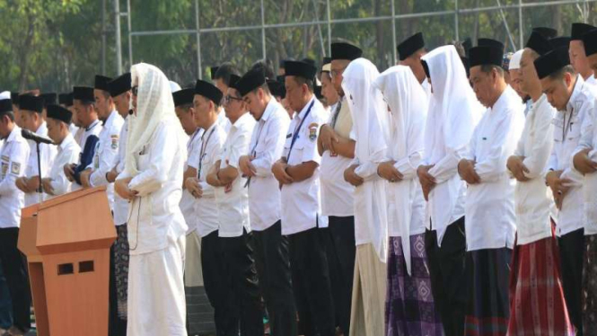 Salat Istisqa di Lapangan Raden Arya Yudha Negara Puspemkab Tangerang.