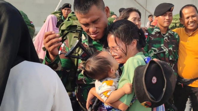 VIVA Militer: Pemberangkatan Satgas Pamtas RDTL, Yonkav 6 Naga Karimata.