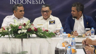 Sekjen Gerindra Ahmad Muzani dan petinggi Partai Garuda Ahmad Ridha Sabana serta Teddy Gusnaidi (kanan).