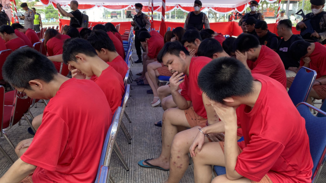 Ratusan WNA China pelaku love scamming dideportasi ke negaranya