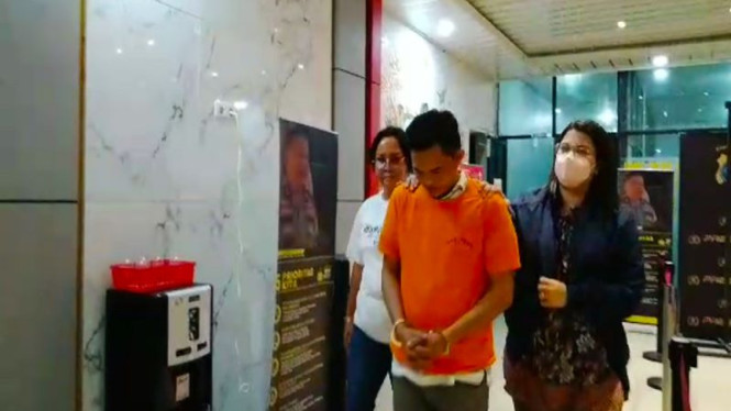 Tersangka ZZ pelaku eksploitasi anak panti asuhan diamankan petugas kepolisian