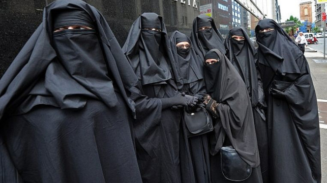 Ilustrasi wanita dengan burqa