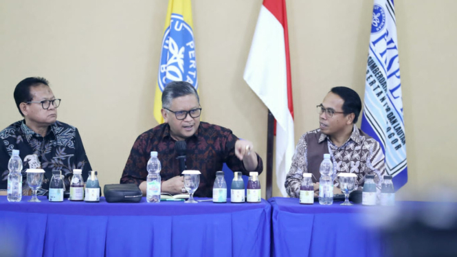 Sekjen PDIP Hasto Kristiyanto (tengah)