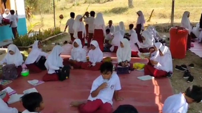 Lahan Hibah Dicabut, Ratusan Siswa SDN Belajar di Halaman Musholla