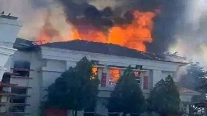 Kantor Bupati Pahuwanto, Gorontalo, dibakar warga