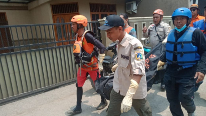 Tim SAR evakuasi anak tenggelam di Kali Ciliwung, Jakarta.