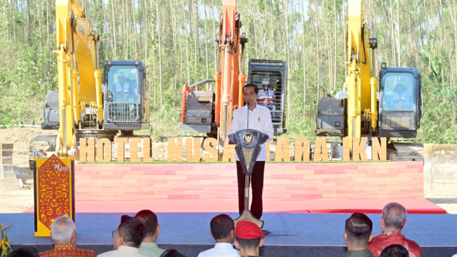 Presiden Jokowi melakukan peletakan batu pertama Hotel Nusantara IKN.