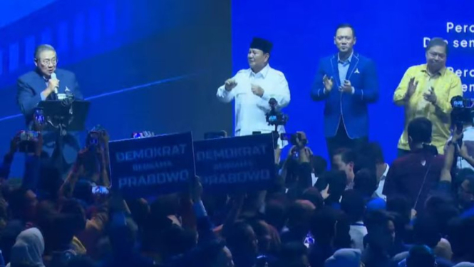 SBY menyanyi saat Rapimnas Partai Demokrat di JCC, Senayan.