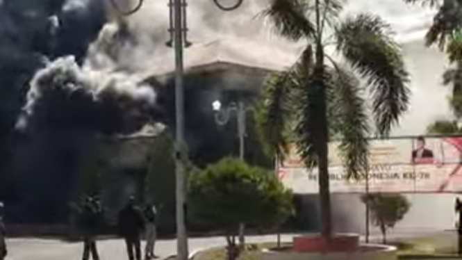 Kantor Bupati Pohuwato dibakar warga.