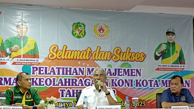 Ketua Umum KONI Sumut, John Ismadi Lubis (tengah)