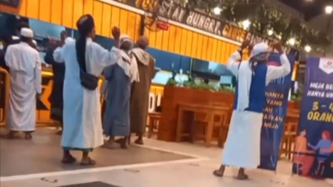 Viral Para Pria Bergamis Ruqyah Restoran Mie Gacoan