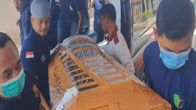 Jasad ajudan Kapolda Kalimantan Utara yakni Brigpol SH saat akan diautopsi.