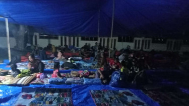 Para pekerja PT HMBP terpaksa mengungsi dari areal perusahaan karena trauma terjadinya peristiwa anarkis beberapa hari lalu.