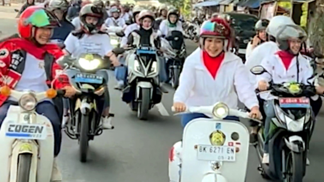 VIVA Otomotif: Menteri PPA, Bintang Puspyoga (kanan) mengendarai Vespa listrik