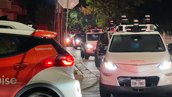 VIVA Otomotif: Taksi robot terjebak macet.