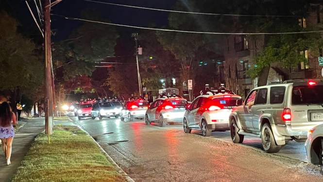 VIVA Otomotif: Taksi robot terjebak macet.