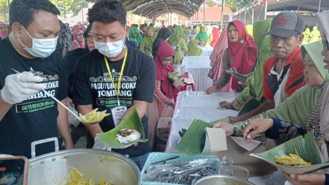 Pemecahan rekor MURI makan nasi kikil 15.000 porsi